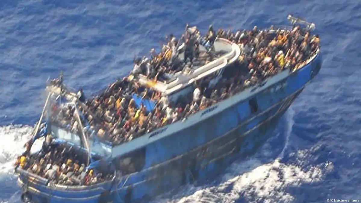 محكمة يونانية تبرئ 9 مصريين من مسؤولية غرق سفينة لاجئين