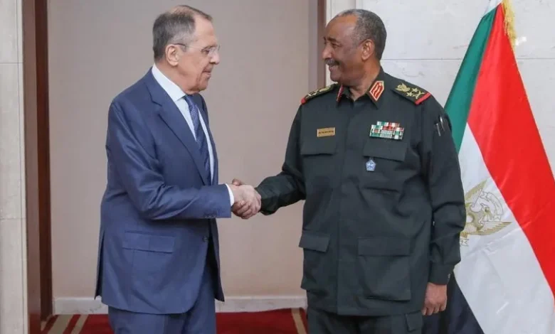 لقاء سابق جمع عبد الفتاح البرهان مع وزير الخارجية الروسي سيرجي لافروف في الخرطوم في فبراير 2023