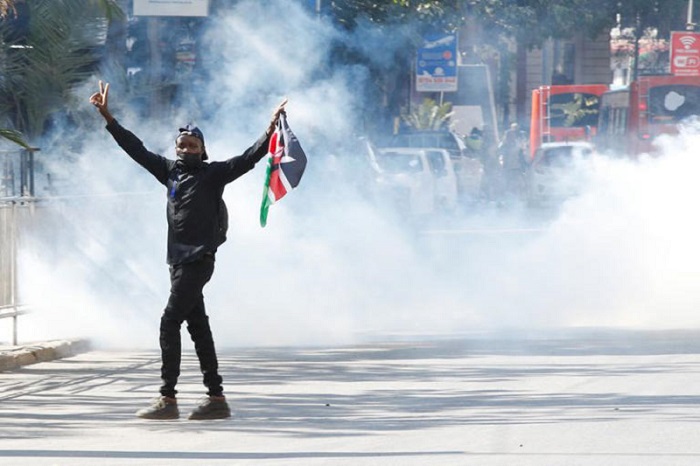 كينيا: المحتجون يهددون باقتحام القصر الرئاسي، والرئيس يتراجع عن زيادة الضرائب