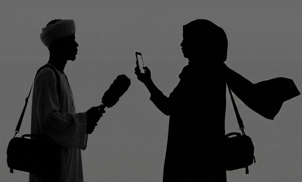 مراسلان ميدانيان يتبادلان الحديث أثناء تغطية صحفية في دارفور