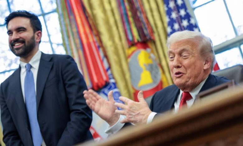 الرئيس الأميركي دونالد ترامب خلال لقائه العمدة المنتخب زهران ممداني في البيت الأبيض.