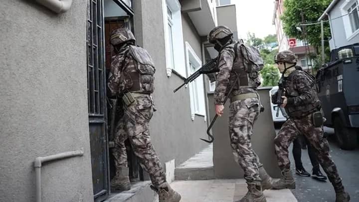 عملية أمنية في إسطنبول تتعلق بتفكيك خلية تجسس تستهدف قطاع الصناعات الدفاعية التركية.