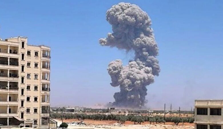 صورة لموقع الانفجار في بلدة كفرتخاريم بريف إدلب، تُظهر آثار الدمار وانتشار فرق الدفاع المدني في المنطقة