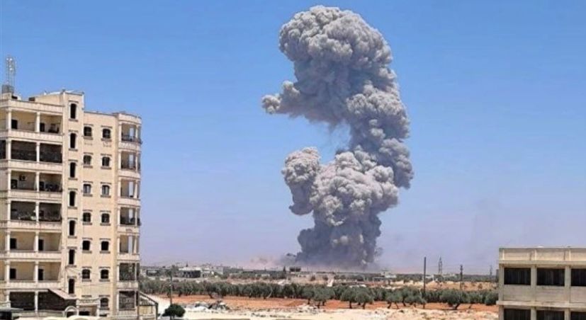 صورة لموقع الانفجار في بلدة كفرتخاريم بريف إدلب، تُظهر آثار الدمار وانتشار فرق الدفاع المدني في المنطقة