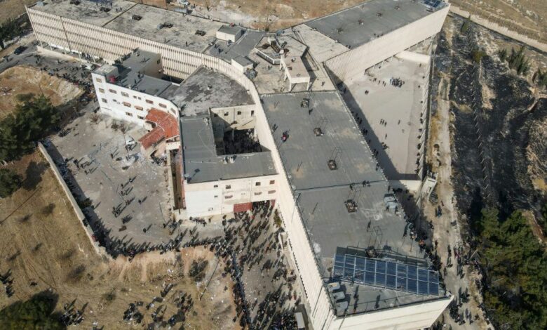 جولة رابطة معتقلي صيدنايا داخل السجن لتوضيح الشائعات حول الأقسام المهنية والمعدات