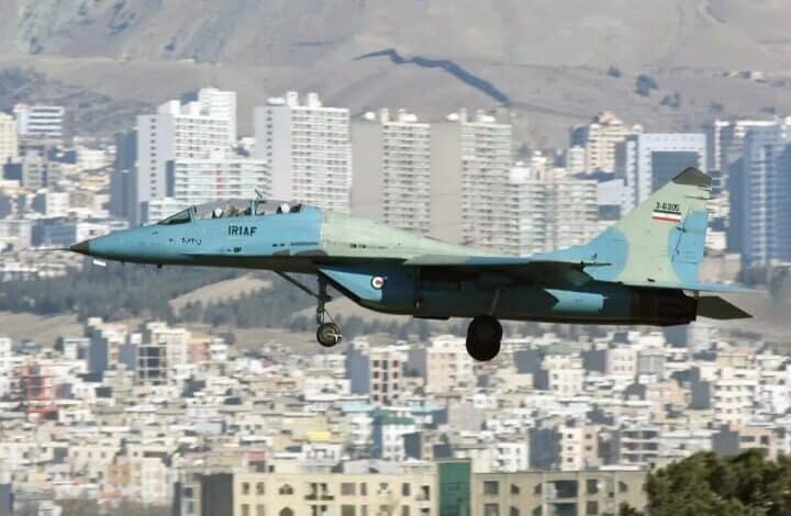 مقاتلة ميغ 29 تحلق فوق طهران خلال مهمة جوية في نوفمبر 2025