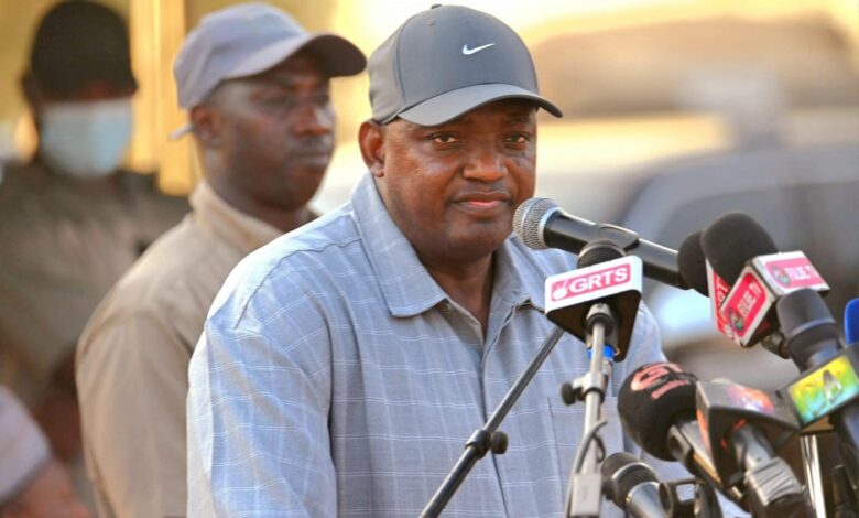 رئيس غامبيا أداما بارو يحذر من مغبة فوز الحزب الديمقراطي المتحد