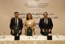 صورة تجمع وزير الاتصالات وتقانة المعلومات عبد السلام هيكل مع وزيرة الشؤون الإجتماعية والعمل
