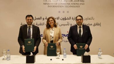 صورة تجمع وزير الاتصالات وتقانة المعلومات عبد السلام هيكل مع وزيرة الشؤون الإجتماعية والعمل