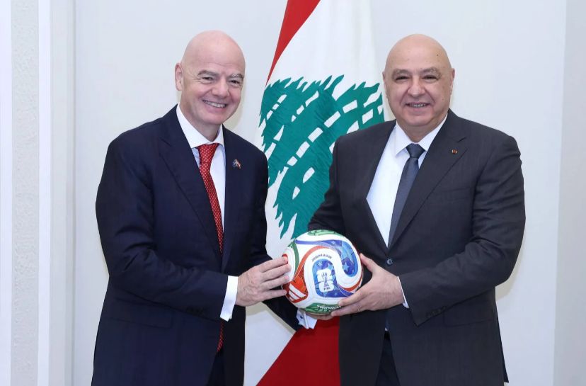 رئيس جمهورية لبنان ورئيس الفيفا خلال لقاء رسمي